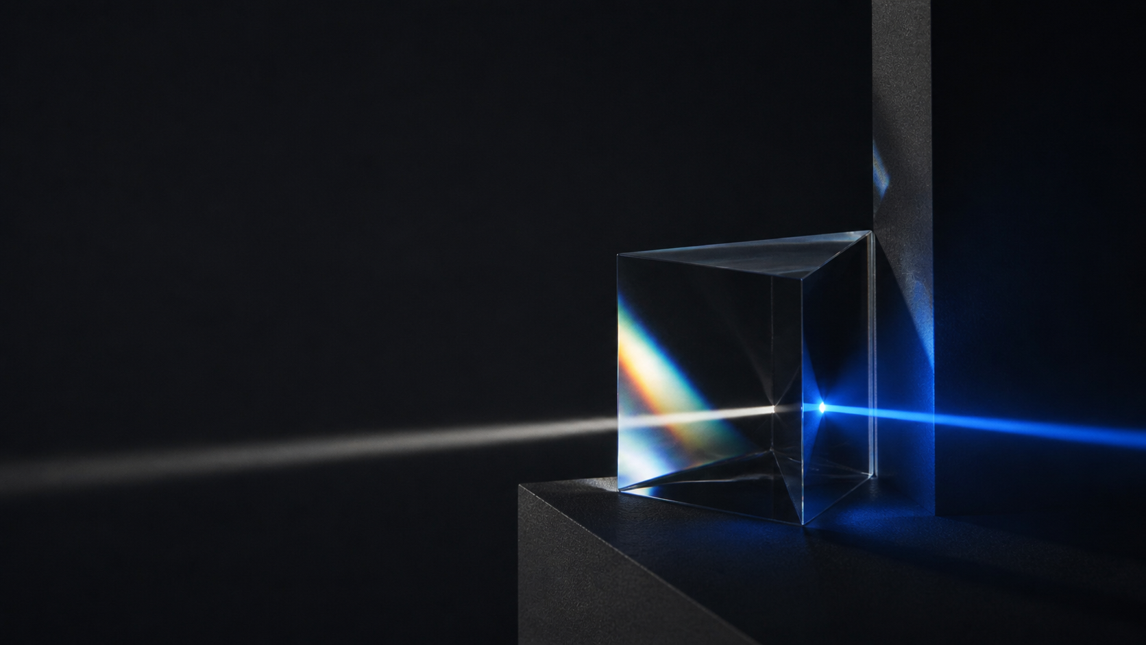 Feixe de luz atravessando um prisma e convergindo em um foco azul